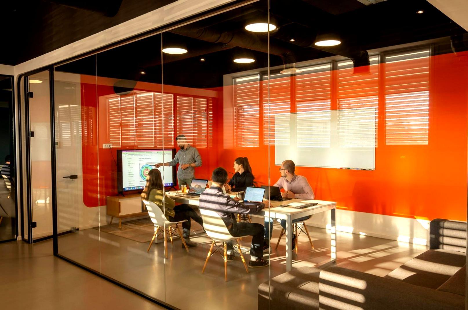 Vue d'ensemble d'une session de formation avec participants actifs travaillant sur leurs budgets